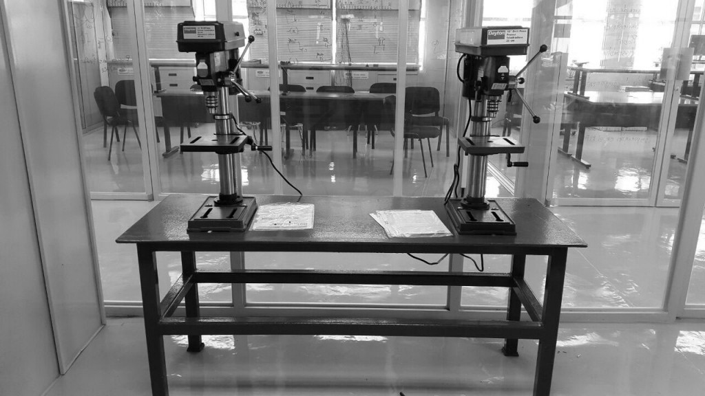 Fabricación de mesas para Laboratorios - FM Proyectos y Reformas